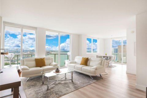 Condominio en alquiler en Miami, Florida, 2 dormitorios, 126.63 m2 № 1973793 - foto 1
