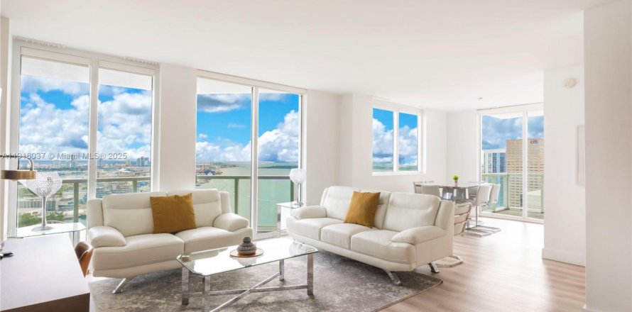 Condominio en Miami, Florida, 2 dormitorios  № 1973793