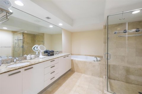 Condo in Hallandale Beach, Florida, 2 bedrooms  № 2052830 - photo 22