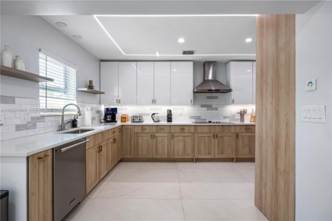 Casa en venta en Pompano Beach, Florida, 6 dormitorios, 451.97 m2 № 2011349 - foto 5