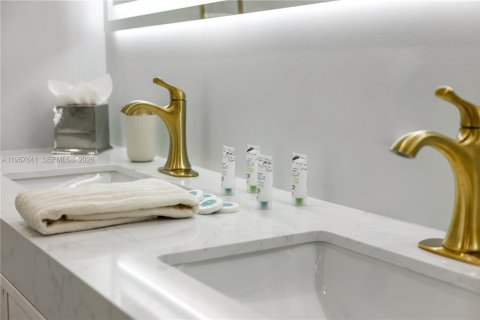 Casa en venta en Pompano Beach, Florida, 6 dormitorios, 451.97 m2 № 2011349 - foto 9