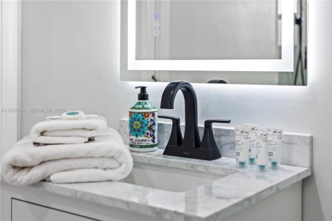 Casa en venta en Pompano Beach, Florida, 6 dormitorios, 451.97 m2 № 2011349 - foto 16