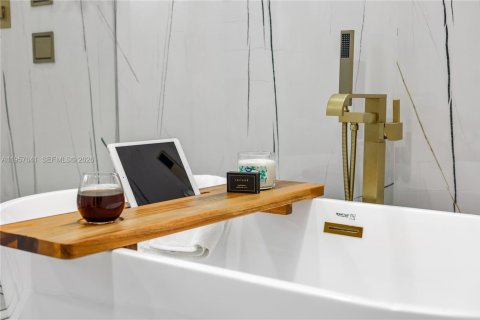 Casa en venta en Pompano Beach, Florida, 6 dormitorios, 451.97 m2 № 2011349 - foto 12