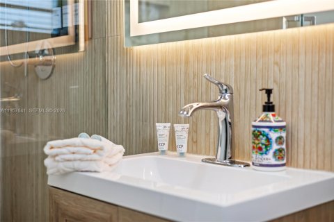 Casa en venta en Pompano Beach, Florida, 6 dormitorios, 451.97 m2 № 2011349 - foto 17