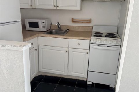 Condo in North Bay Village, Florida  № 1875672 - photo 2