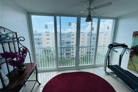 Condominio en venta en Hallandale Beach, Florida, 1 dormitorio, 78.69 m2 № 1933458 - foto 11