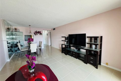 Condominio en venta en Hallandale Beach, Florida, 1 dormitorio, 78.69 m2 № 1933458 - foto 20