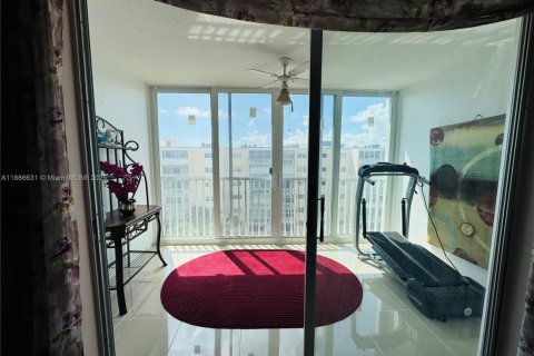 Condominio en venta en Hallandale Beach, Florida, 1 dormitorio, 78.69 m2 № 1933458 - foto 13