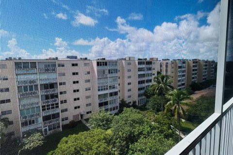 Condominio en venta en Hallandale Beach, Florida, 1 dormitorio, 78.69 m2 № 1933458 - foto 16