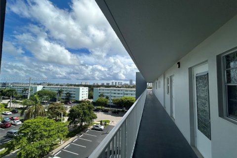 Condominio en venta en Hallandale Beach, Florida, 1 dormitorio, 78.69 m2 № 1933458 - foto 27