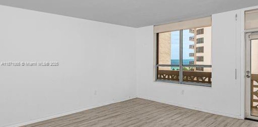 Condominio en Bal Harbour, Florida, 1 dormitorio № 1895625