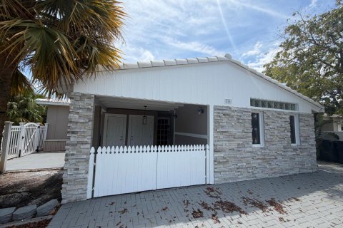 House in Delray Beach, Florida 4 bedrooms, 180.97 sq.m. № 2147172 - photo 3