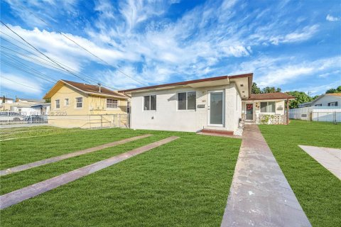 Снять в аренду виллу или дом в Майами, Флорида 2 спальни, 179.3м2, № 1984215 - фото 1