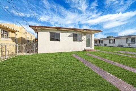 Снять в аренду виллу или дом в Майами, Флорида 2 спальни, 179.3м2, № 1984215 - фото 2