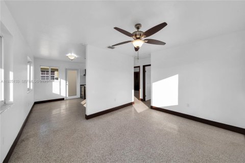 Снять в аренду виллу или дом в Майами, Флорида 2 спальни, 179.3м2, № 1984215 - фото 3