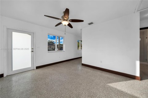 Снять в аренду виллу или дом в Майами, Флорида 2 спальни, 179.3м2, № 1984215 - фото 10