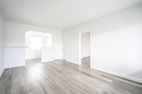 Снять в аренду квартиру в Майами-Бич, Флорида 1 спальня, 60.39м2, № 1956588 - фото 3
