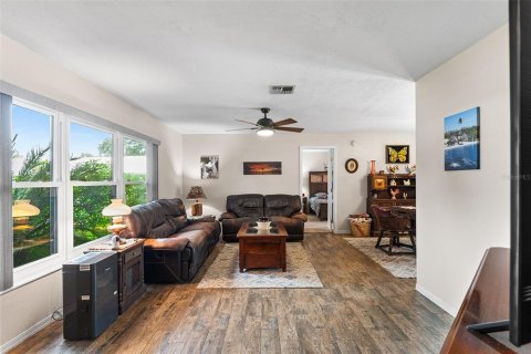House in Auburndale, Florida 3 bedrooms, 168.99 sq.m. № 1900897 - photo 18
