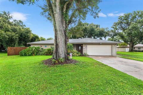 House in Auburndale, Florida 3 bedrooms, 168.99 sq.m. № 1900897 - photo 1