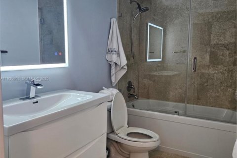 Condominio en alquiler en Miami, Florida, 2 dormitorios, 117.71 m2 № 1993910 - foto 13