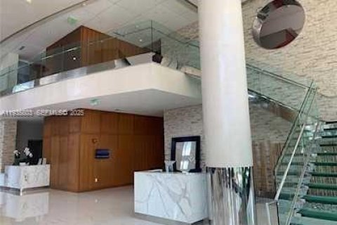 Condominio en alquiler en Miami, Florida, 2 dormitorios, 117.71 m2 № 1993910 - foto 1