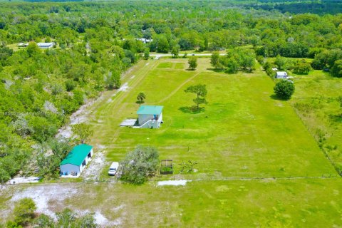House in Okeechobee, Florida 2 bedrooms № 1888364 - photo 1