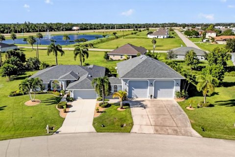 Villa ou maison à vendre à Punta Gorda, Floride: 3 chambres, 203.27 m2 № 2429541 - photo 2