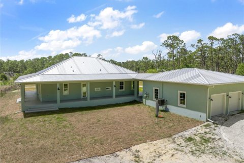 House in North Port, Florida 3 bedrooms, 219.99 sq.m. № 1805118 - photo 13