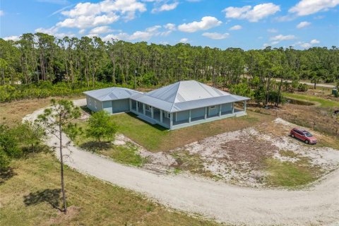 House in North Port, Florida 3 bedrooms, 219.99 sq.m. № 1805118 - photo 1