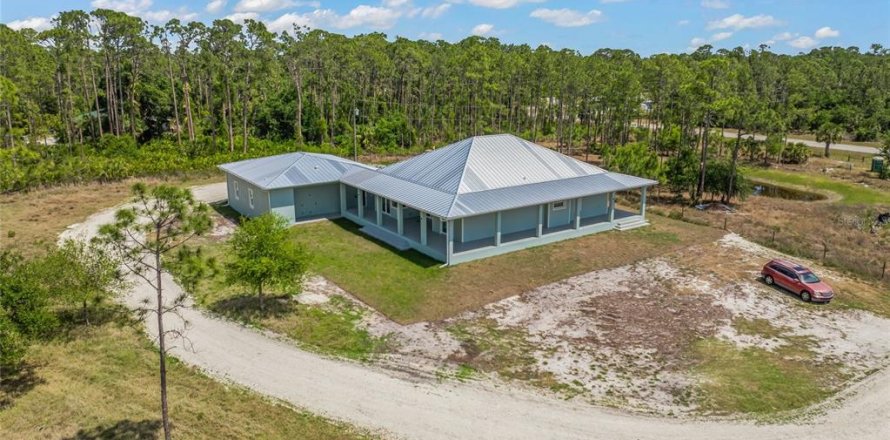 House in North Port, Florida 3 bedrooms, 219.99 sq.m. № 1805118