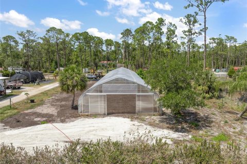 House in North Port, Florida 3 bedrooms, 219.99 sq.m. № 1805118 - photo 11