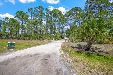 House in North Port, Florida 3 bedrooms, 219.99 sq.m. № 1805118 - photo 14