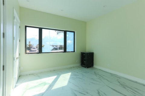 House in Miami, Florida 8 bedrooms, 446.12 sq.m. № 2083152 - photo 16