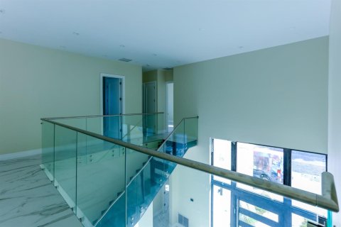House in Miami, Florida 8 bedrooms, 446.12 sq.m. № 2083152 - photo 27