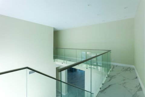 House in Miami, Florida 8 bedrooms, 446.12 sq.m. № 2083152 - photo 19