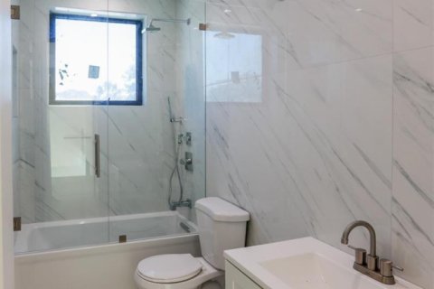 House in Miami, Florida 8 bedrooms, 446.12 sq.m. № 2083152 - photo 18