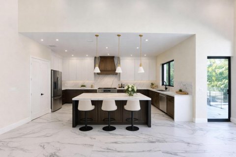 House in Miami, Florida 8 bedrooms, 446.12 sq.m. № 2083152 - photo 4