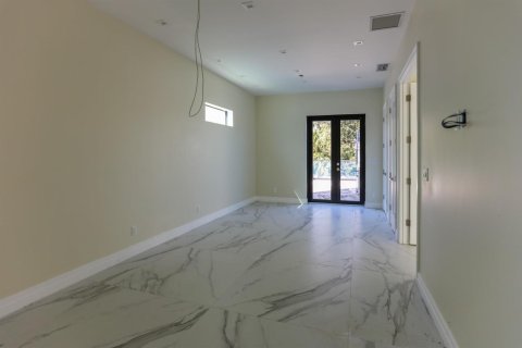 House in Miami, Florida 8 bedrooms, 446.12 sq.m. № 2083152 - photo 24