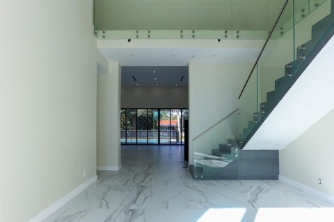 House in Miami, Florida 8 bedrooms, 446.12 sq.m. № 2083152 - photo 9