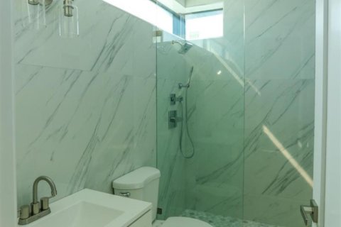 House in Miami, Florida 8 bedrooms, 446.12 sq.m. № 2083152 - photo 23