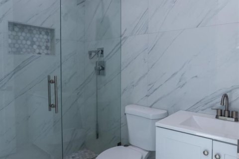 House in Miami, Florida 8 bedrooms, 446.12 sq.m. № 2083152 - photo 11