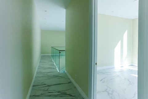 House in Miami, Florida 8 bedrooms, 446.12 sq.m. № 2083152 - photo 26