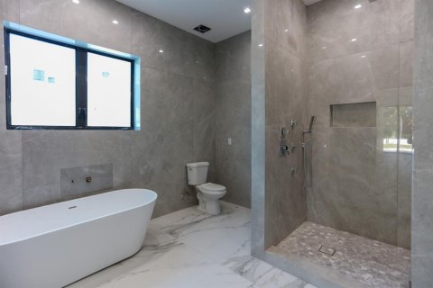 House in Miami, Florida 8 bedrooms, 446.12 sq.m. № 2083152 - photo 13
