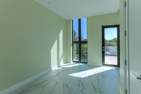 House in Miami, Florida 8 bedrooms, 446.12 sq.m. № 2083152 - photo 22
