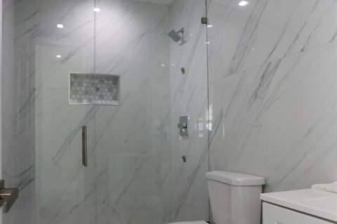 House in Miami, Florida 8 bedrooms, 446.12 sq.m. № 2083152 - photo 14