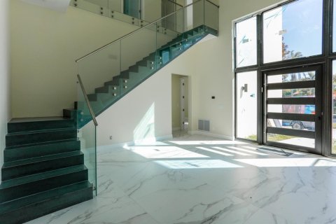 House in Miami, Florida 8 bedrooms, 446.12 sq.m. № 2083152 - photo 8