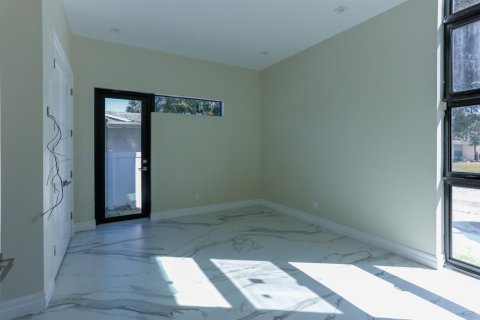 House in Miami, Florida 8 bedrooms, 446.12 sq.m. № 2083152 - photo 10