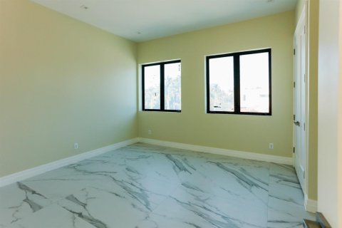 House in Miami, Florida 8 bedrooms, 446.12 sq.m. № 2083152 - photo 20