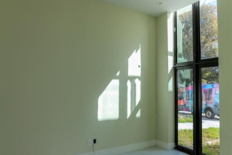 House in Miami, Florida 8 bedrooms, 446.12 sq.m. № 2083152 - photo 15