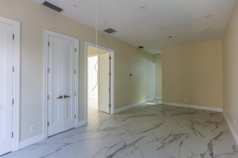 House in Miami, Florida 8 bedrooms, 446.12 sq.m. № 2083152 - photo 25